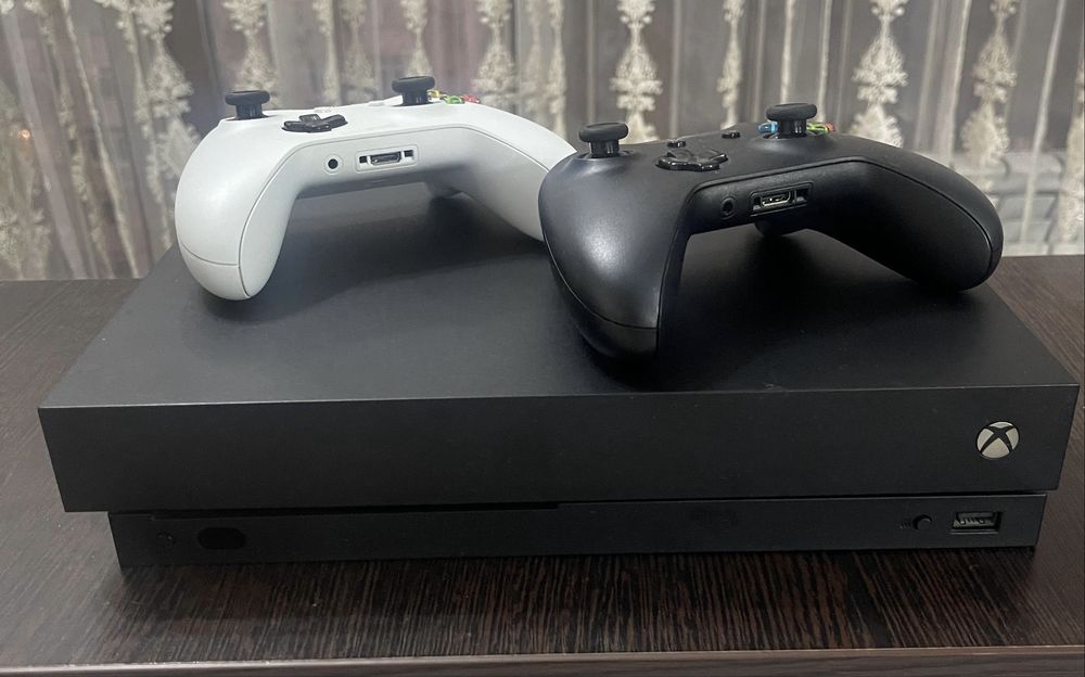 Игровая консоль XBOX One X 1TB