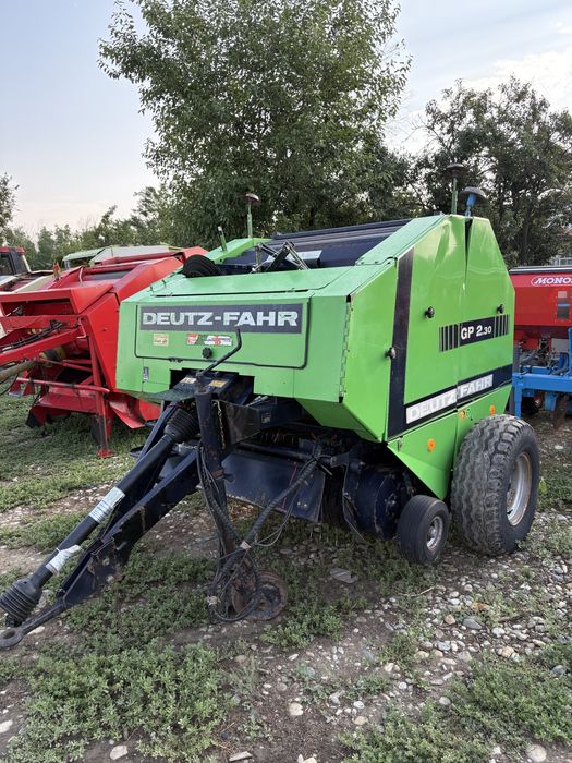 Presa de balotat , balotiera rotundă Claas Rollant 46 , Welger , Deutz
