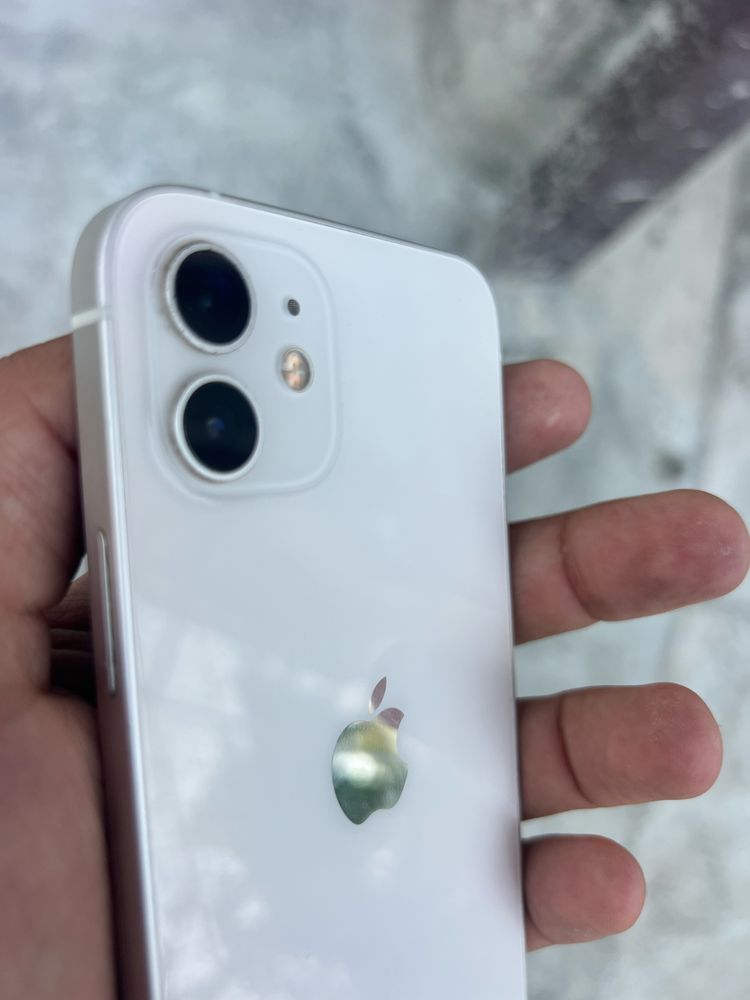 iPhone 12.
