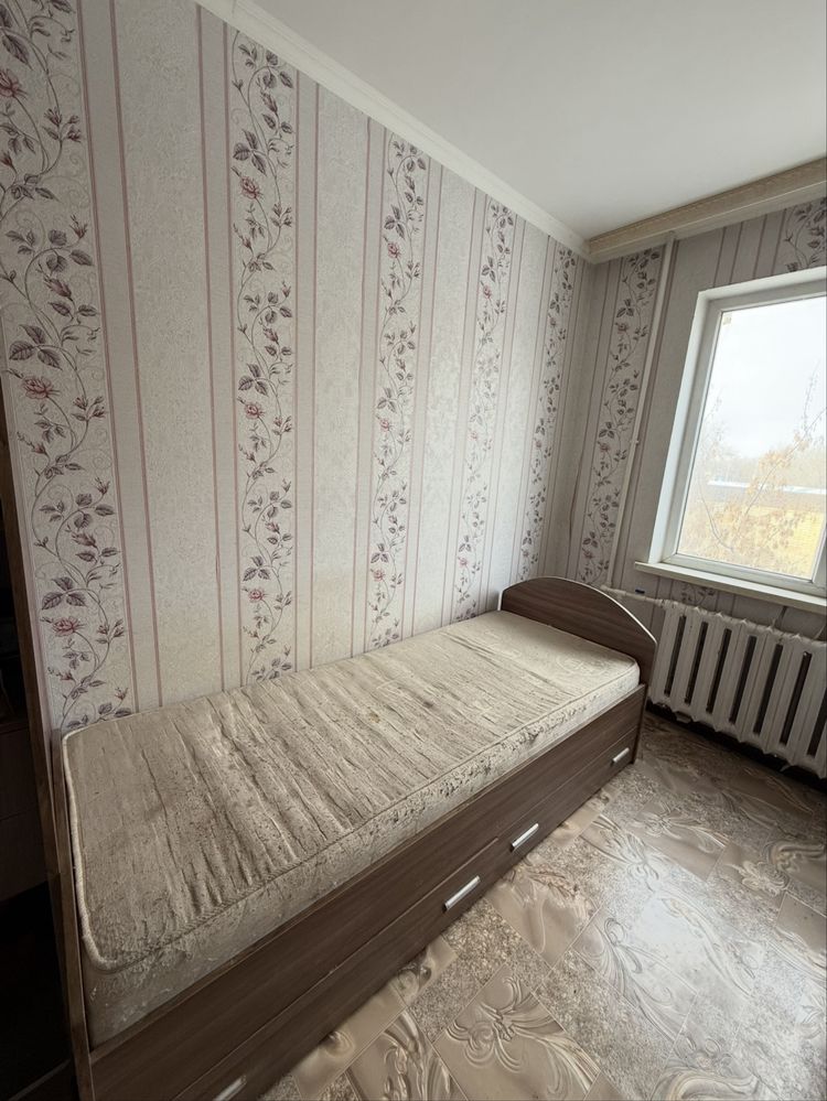 Продаю срочно без матраса спальную кровать
