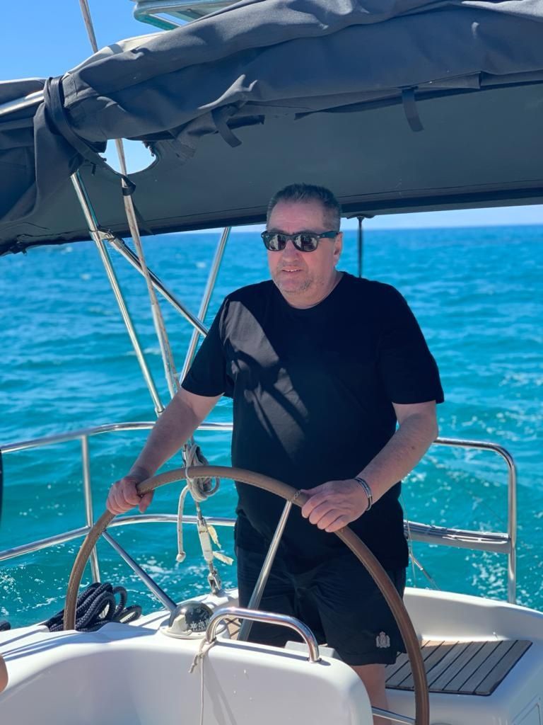 Capitan de yacht navigator mari ocean experienta 17 ani caut angajamen