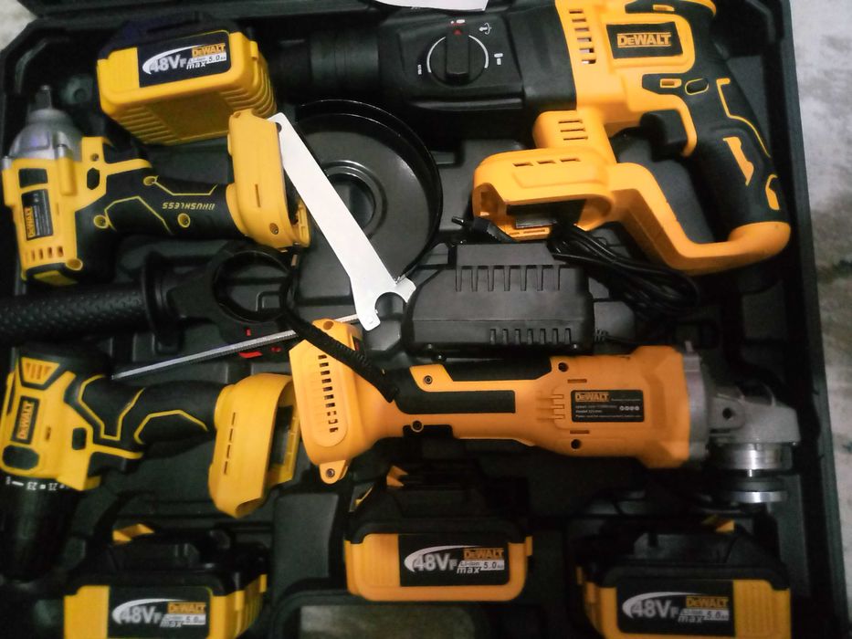 Набор инструментов аккумуляторных новый