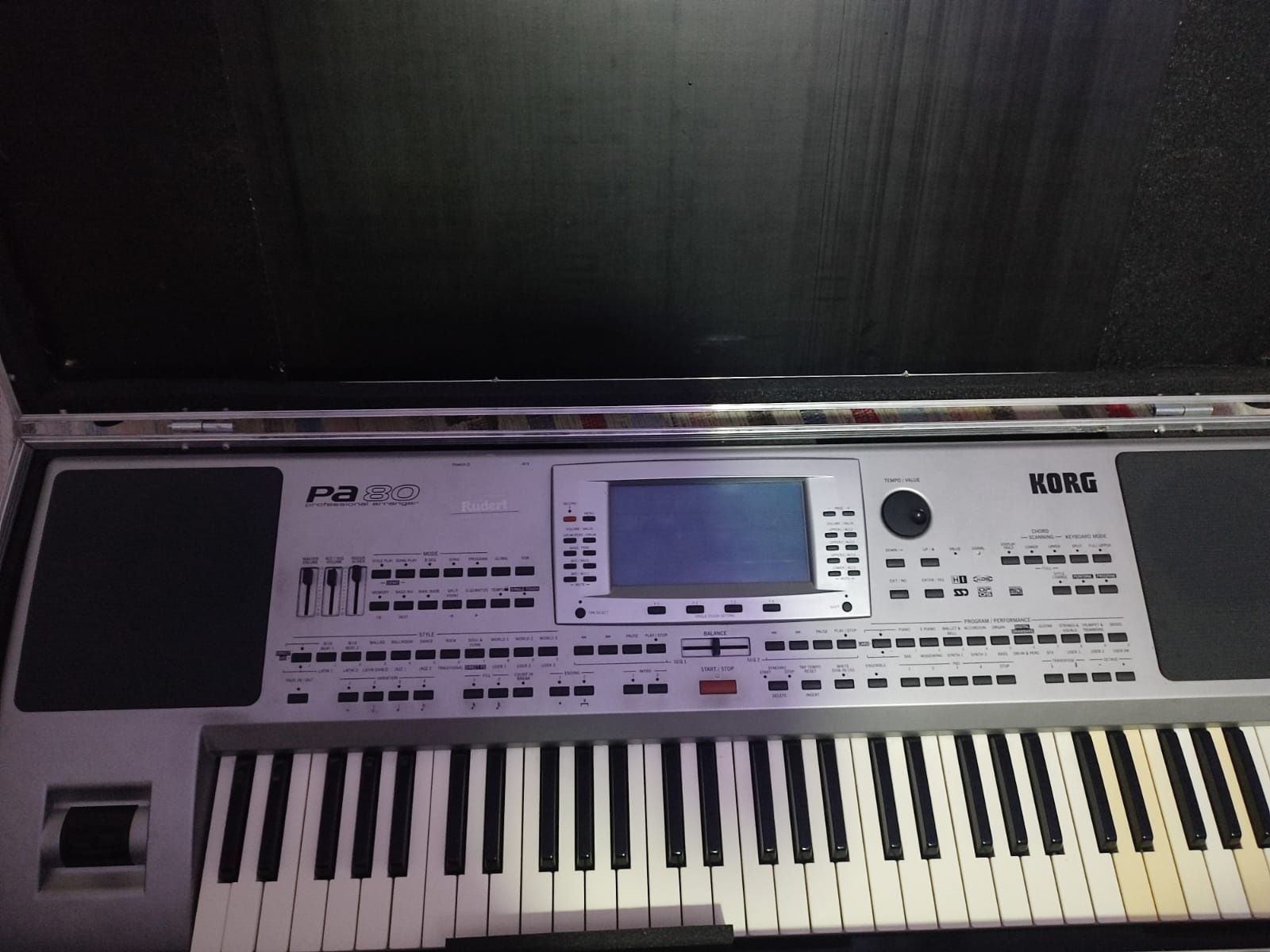 Orga KORG PA 80 cu ritmuri