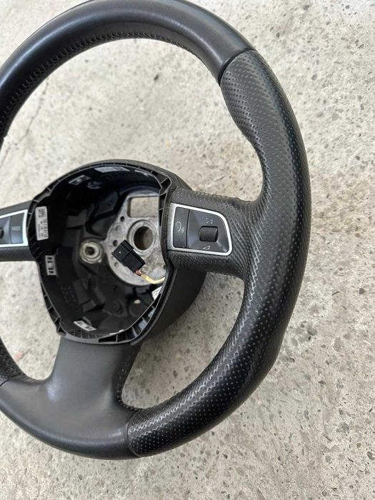 Volan cu comenzi 3 spite si piele perforata audi a4 b8 2010