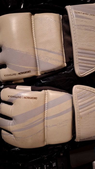 Боксова круша и ръкавици