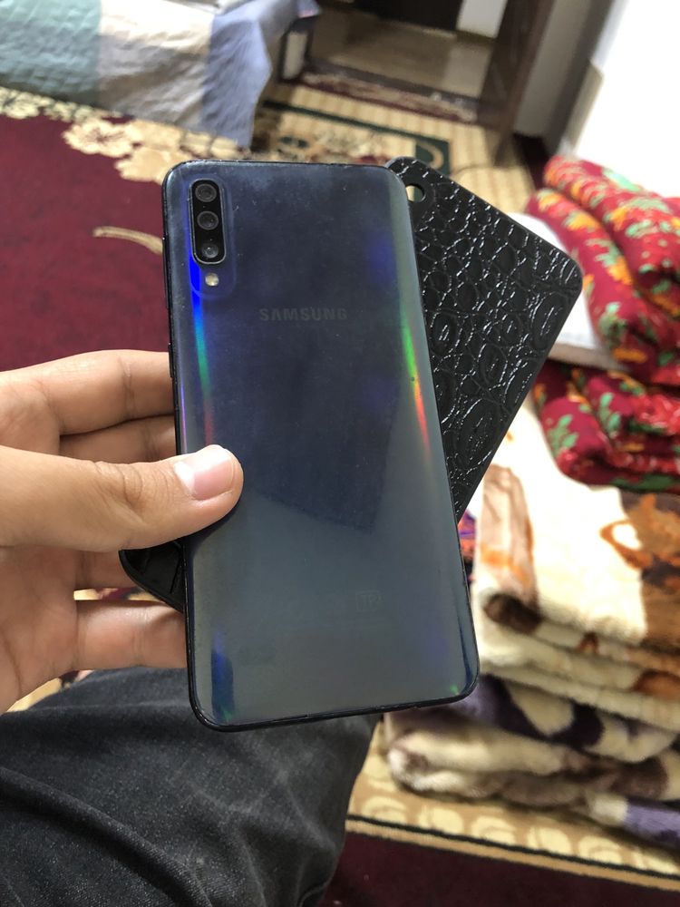 Samsung A50 4/64GB sotiladi obmen bor