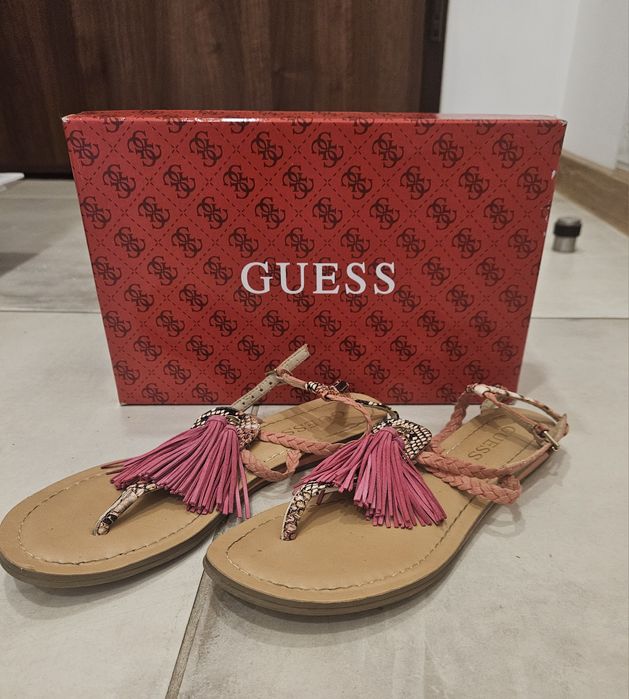 Сандали на Guess