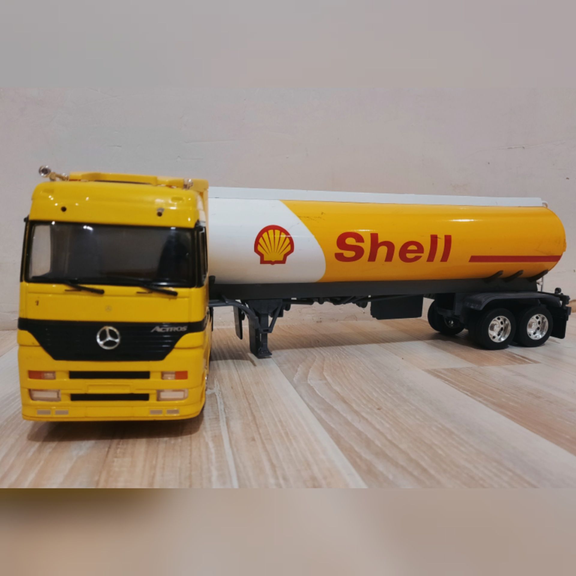 Продам игрушку модель грузовика