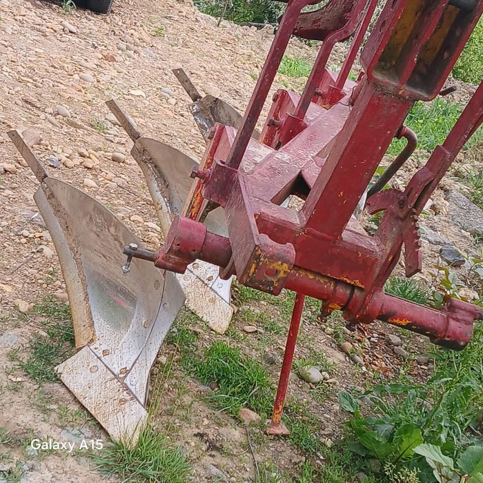 Vând plug cu trei trupite în stare foarte bună .fără suduri