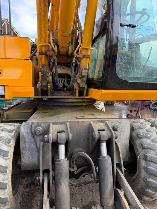 Excavator pe roti JCB JS145