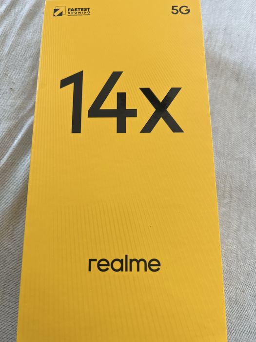 Realme 14x със слушалки