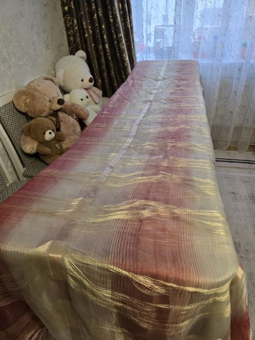 Тюль тройной. С двух сторон тюль и по середине ниточки