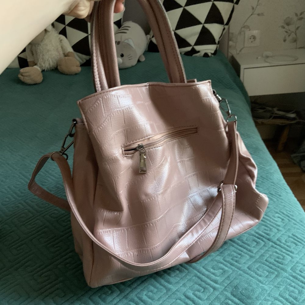 Срочно продам  две ,розовая и темно зеленую женскую сумку