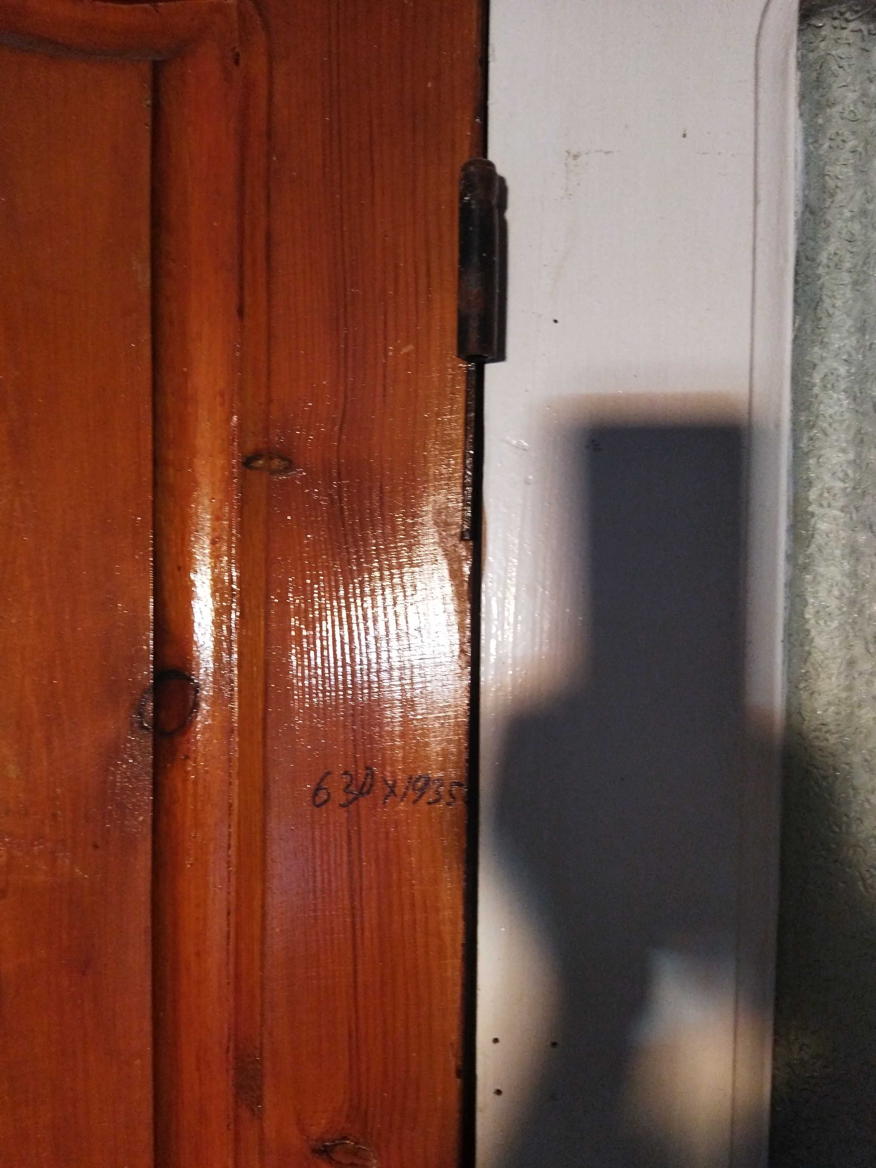 Двери входные -деревянные