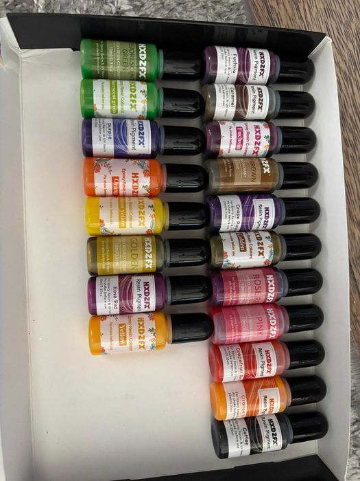 rășină epoxidică – pigmenți, pudră colorată, cutii metalice