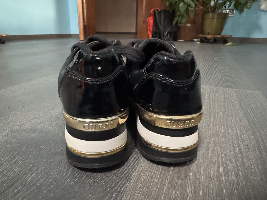 Adidași Guess – negri cu detalii aurii și sclipici, eleganți și comozi