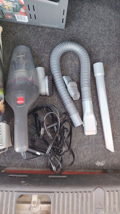 Aspirator auto black decker cu accesorii