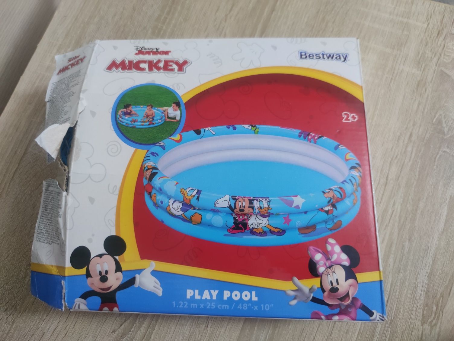 Piscina copii cu Mikey, Nouă