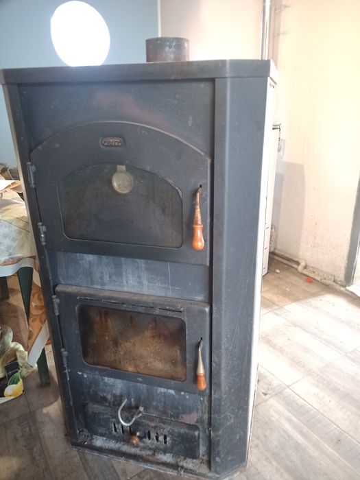 Камина с водна риза на дърва