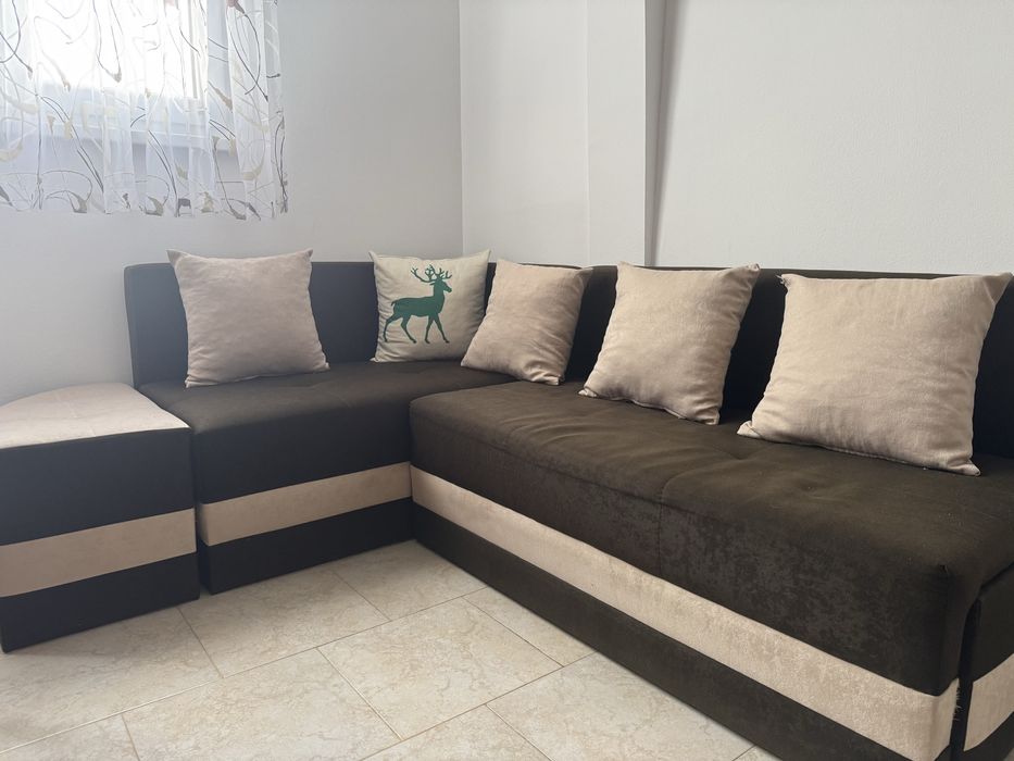 Ъглов диван в кафяв цвят