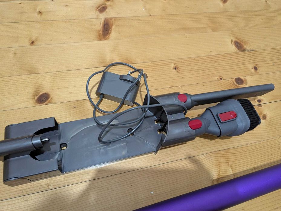 Продавам почистена прахосмукачка Dyson V7 с нова батерия и аксесоари