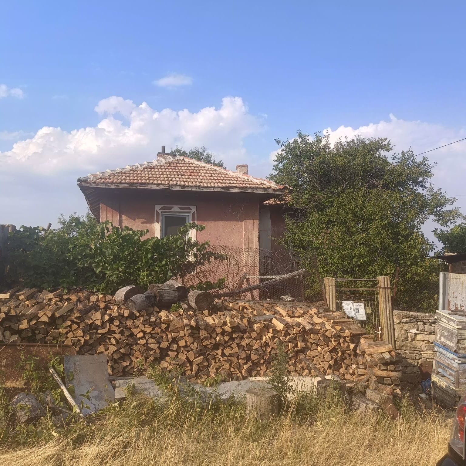 Къща с три парцела в с. Цаконица