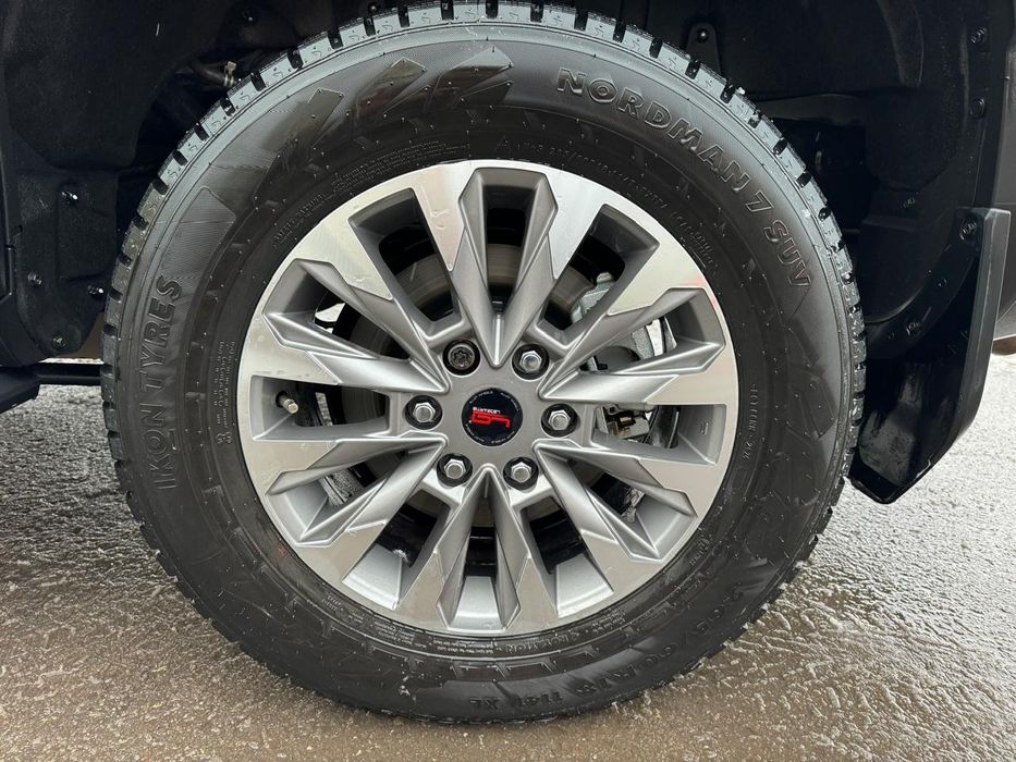 Продаю комплект 265/60R18 зимних шипованных шин Ikon  (Nokian) Nordman