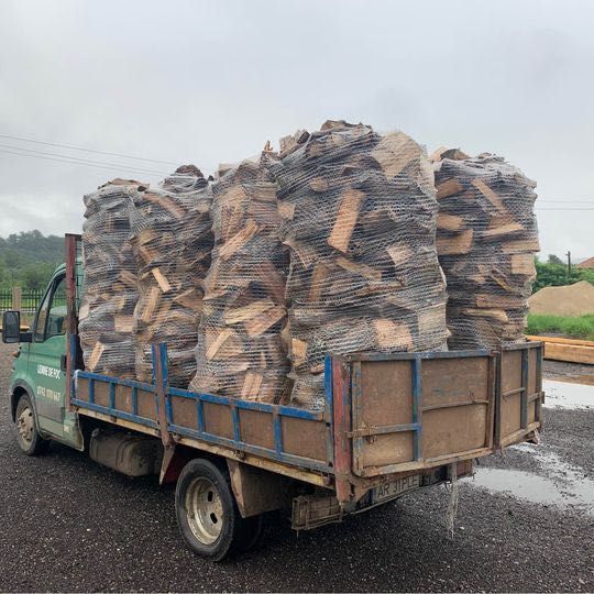 Paleți lemn de foc tăiat, crăpat și paletizat