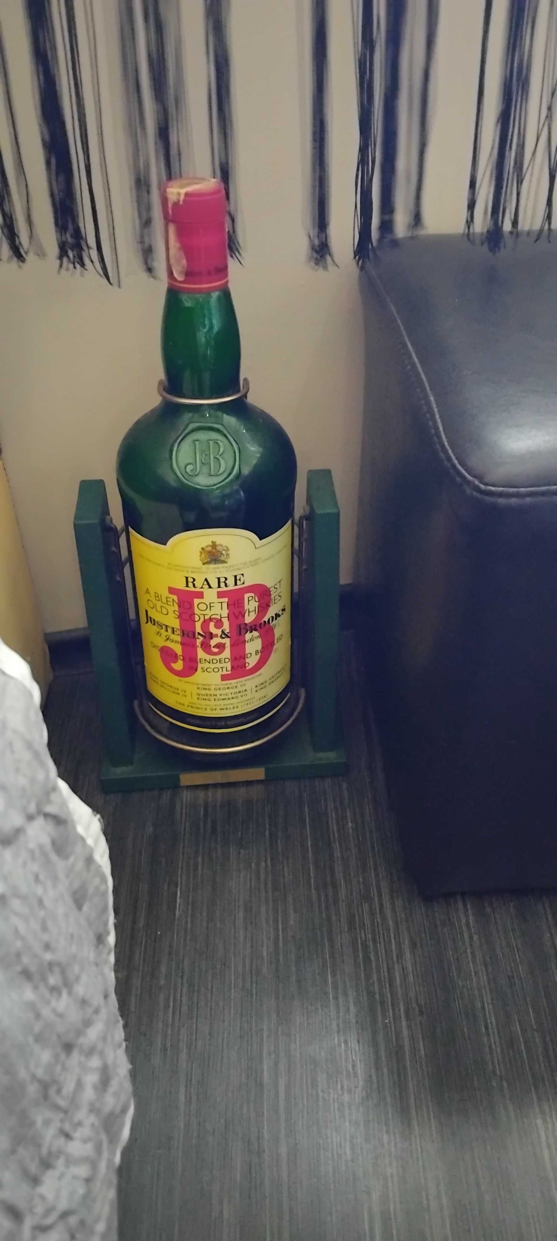 Празна бутилка на стойка