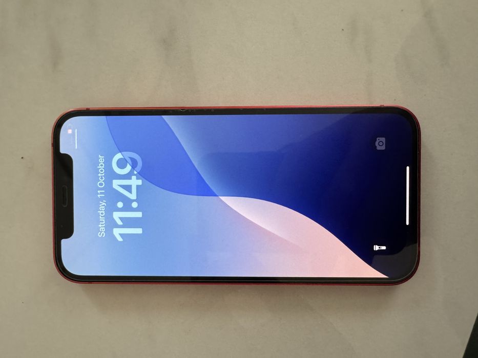 Продавам iPhone 12 64GB червен