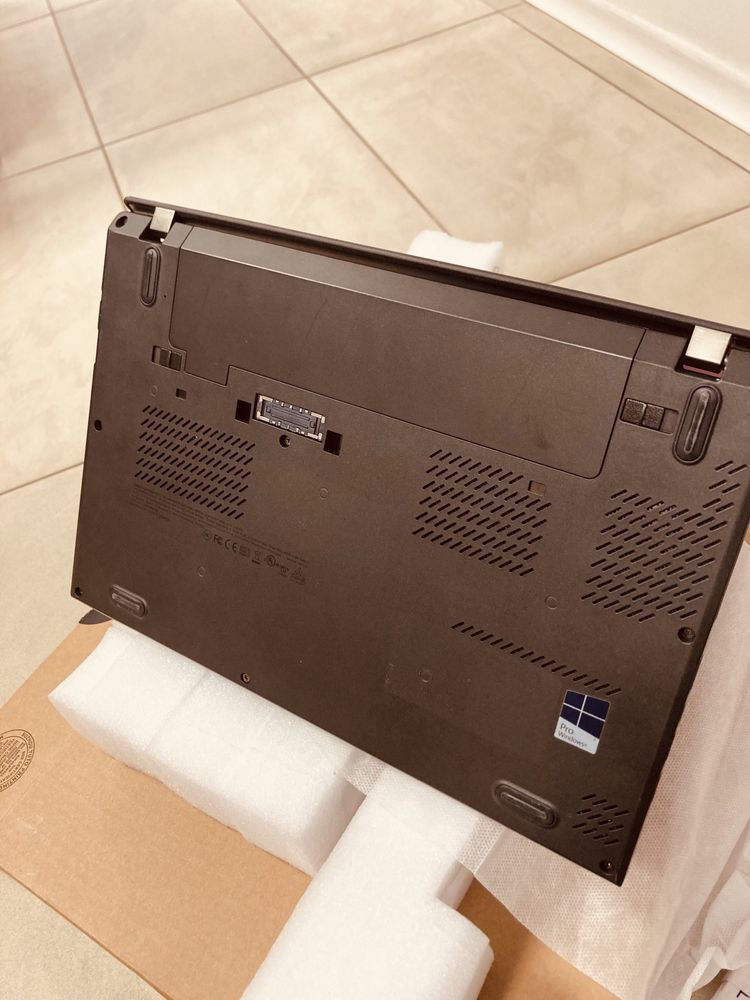 Lenovo лаптоп с кутията и легален MS OFFICE