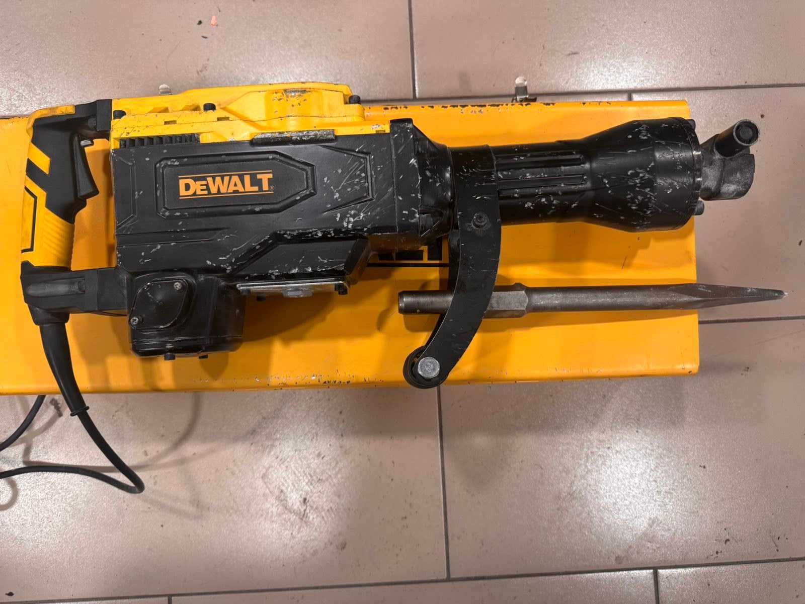 Продавам Къртач Dewalt B5G-190T 1800W