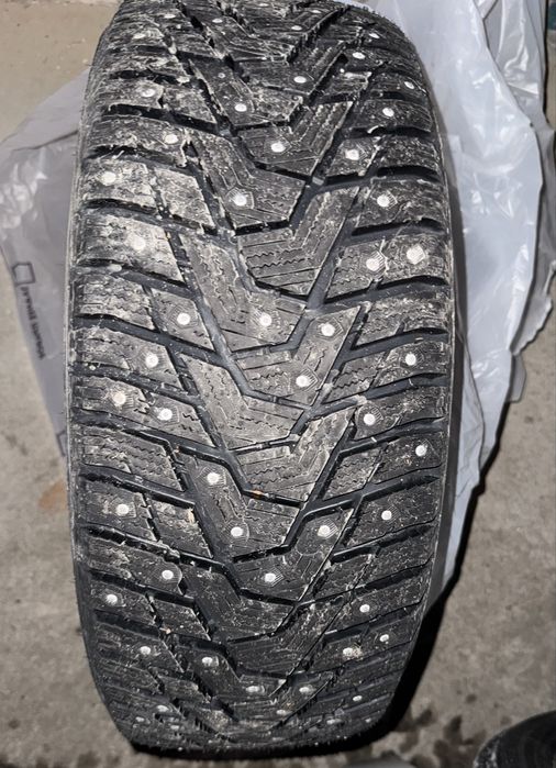 Продам новые шипованные шины
