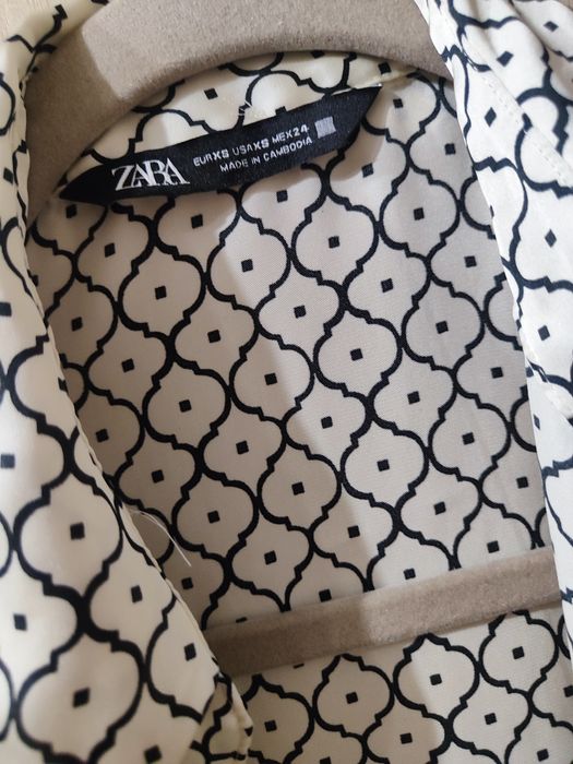 Нова риза Zara с дълъг ръкав.