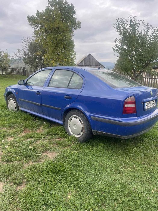 Vând sau dezmembrez  skoda
