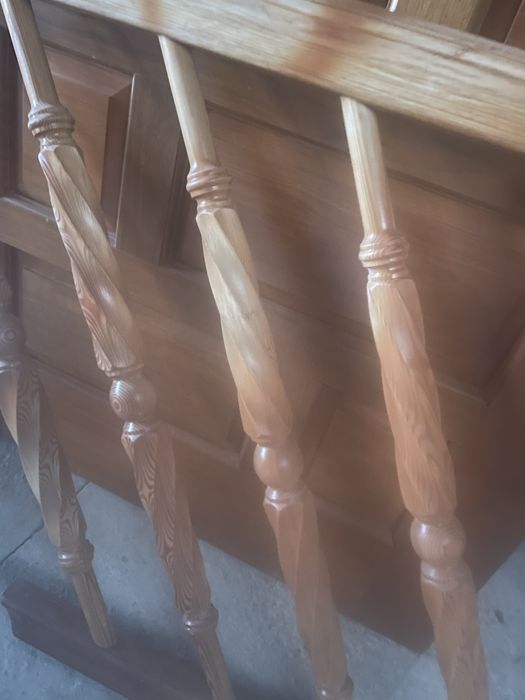 Balustradă din lemn masiv – 2 bucăți + 2 stâlpi (arin)