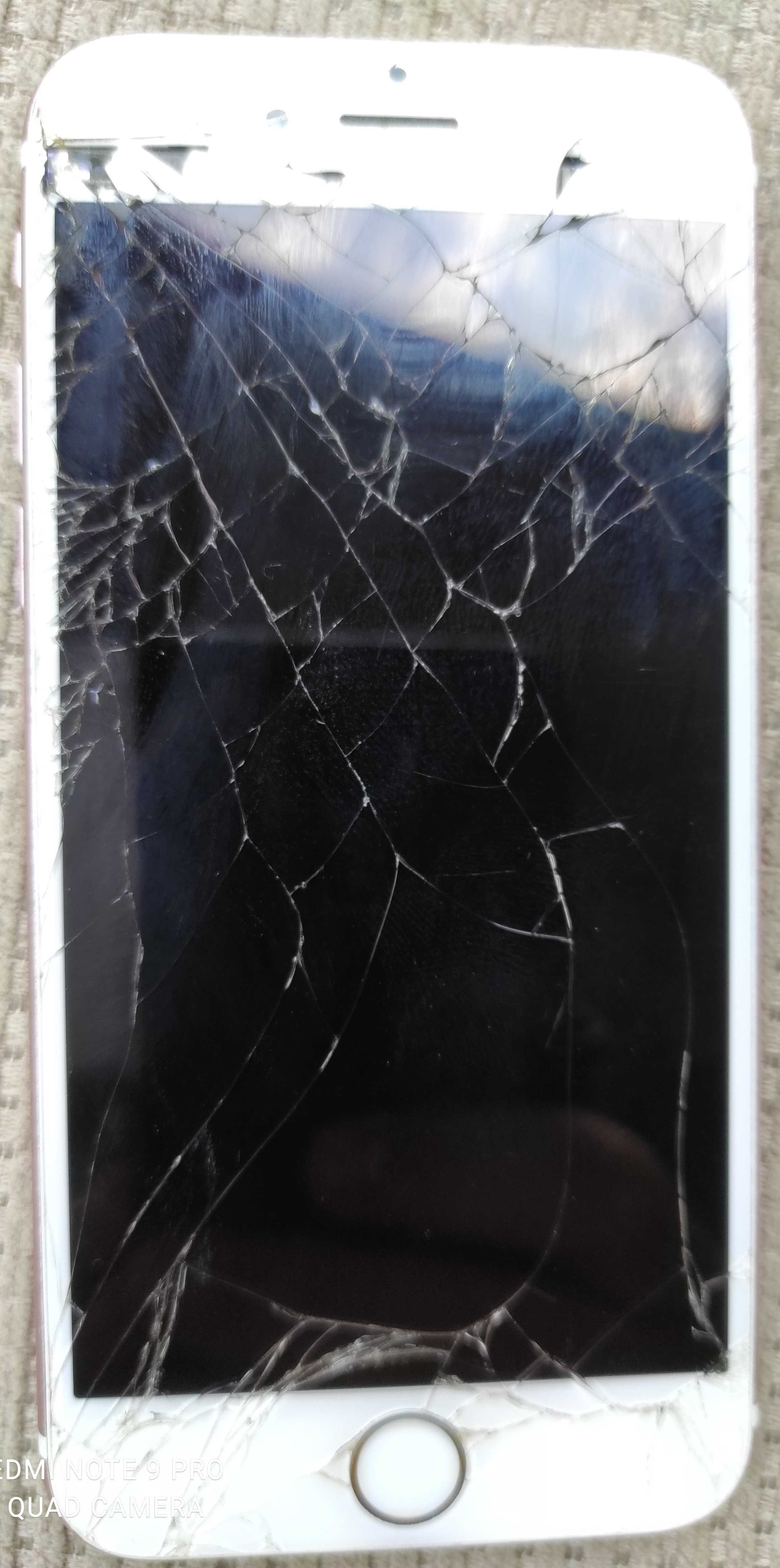 Iphone 6s, ecran spart, nu pornește, nu am alte detalii.