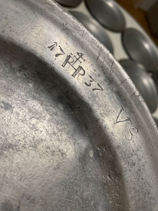 Farfurii vechi din zinc