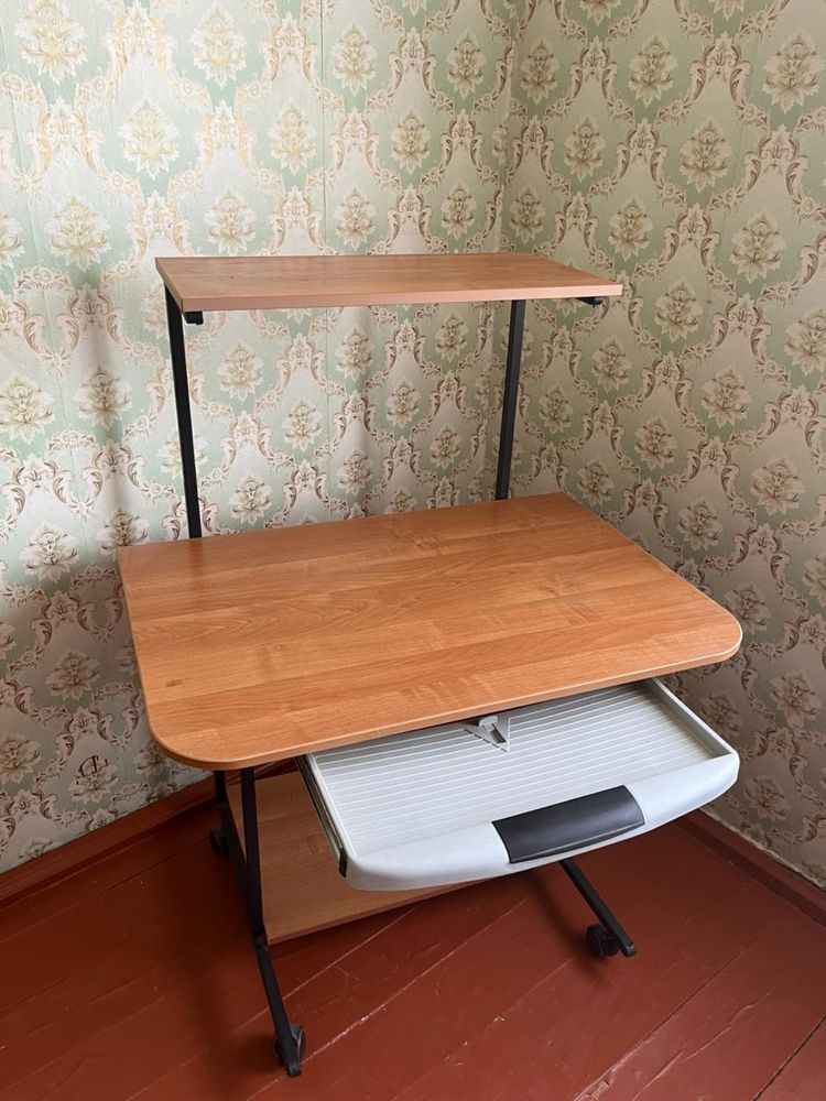 Стол дшя компютера