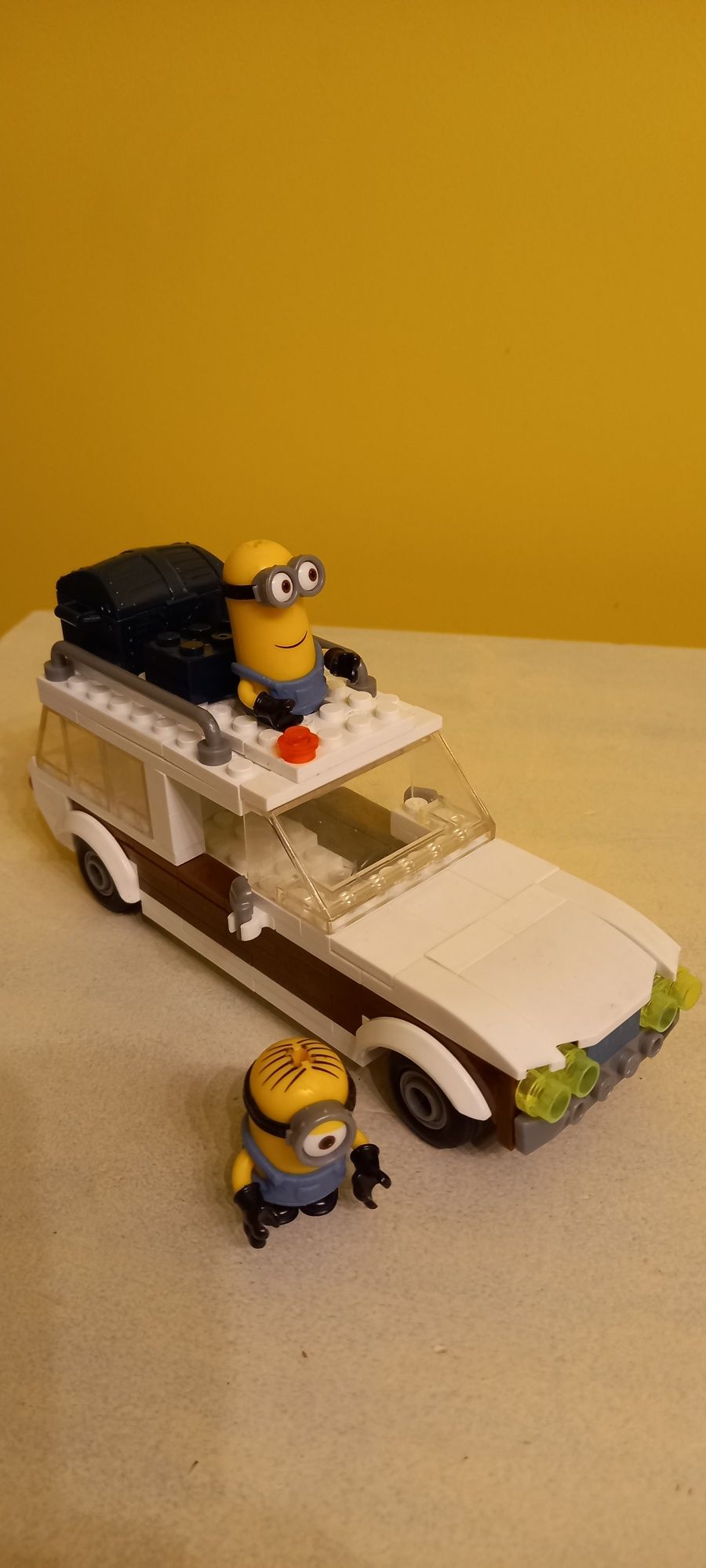 Лего с кола и миньони