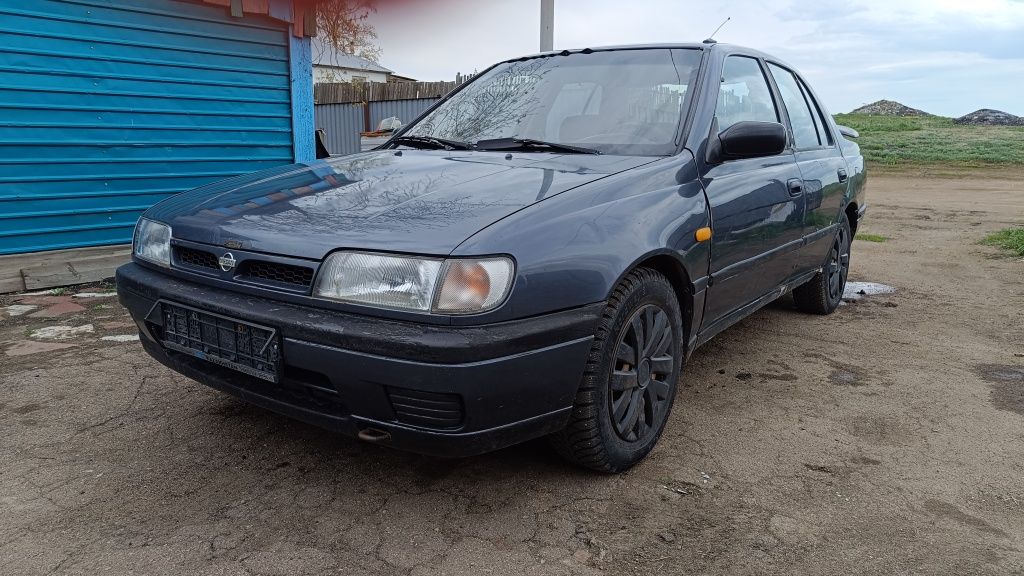 Nissan Sunny sedan 1991