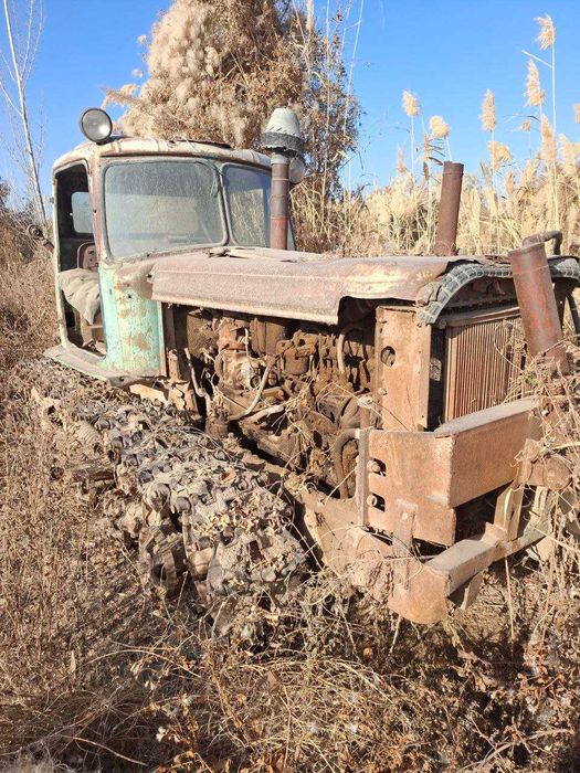 DT75 traktori sotiladi.