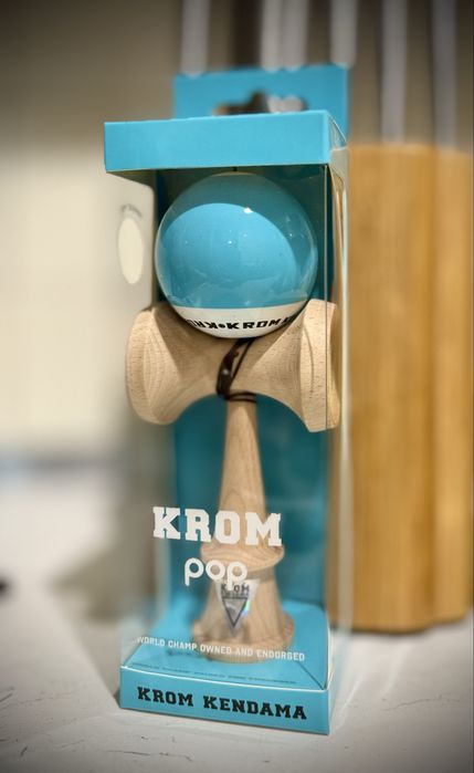 Kendama Krom Pop Lol Light Blue