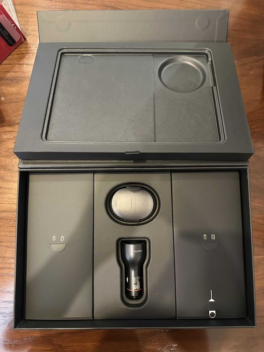 Huawei Mate XT (красный)