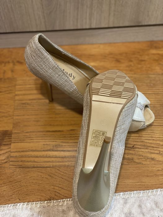 Обувки нови.