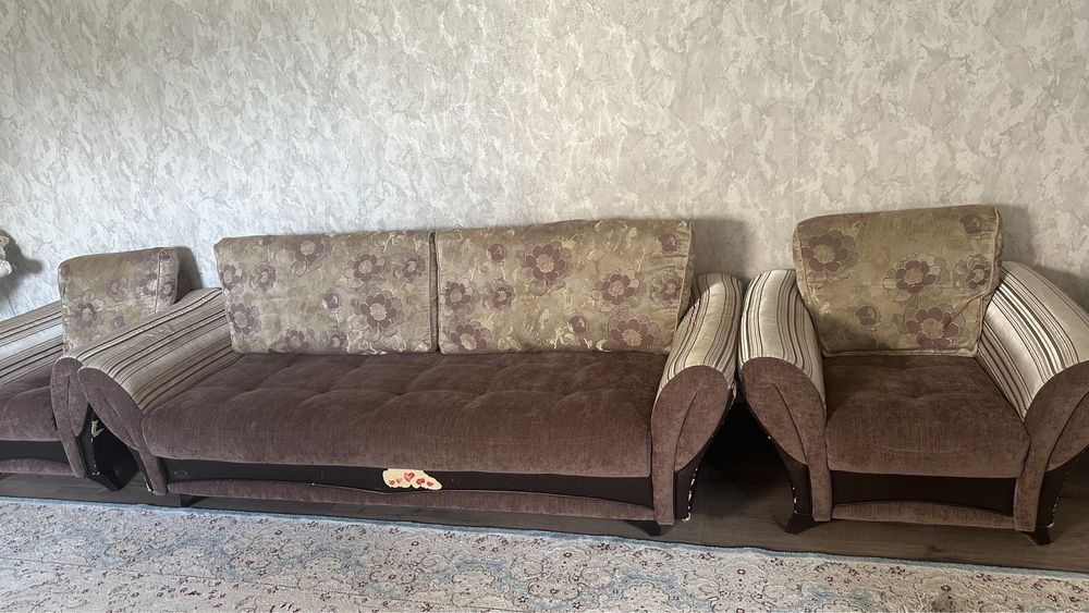 Диван и два кресла.