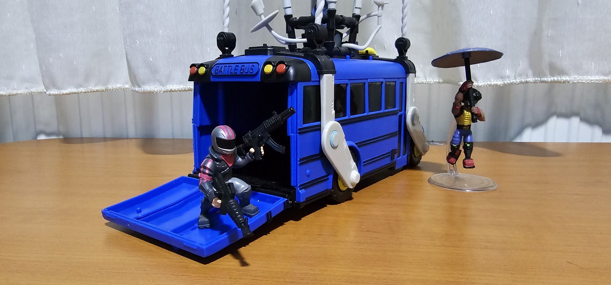 Fortnite jucarie battle buss + 2 figurine