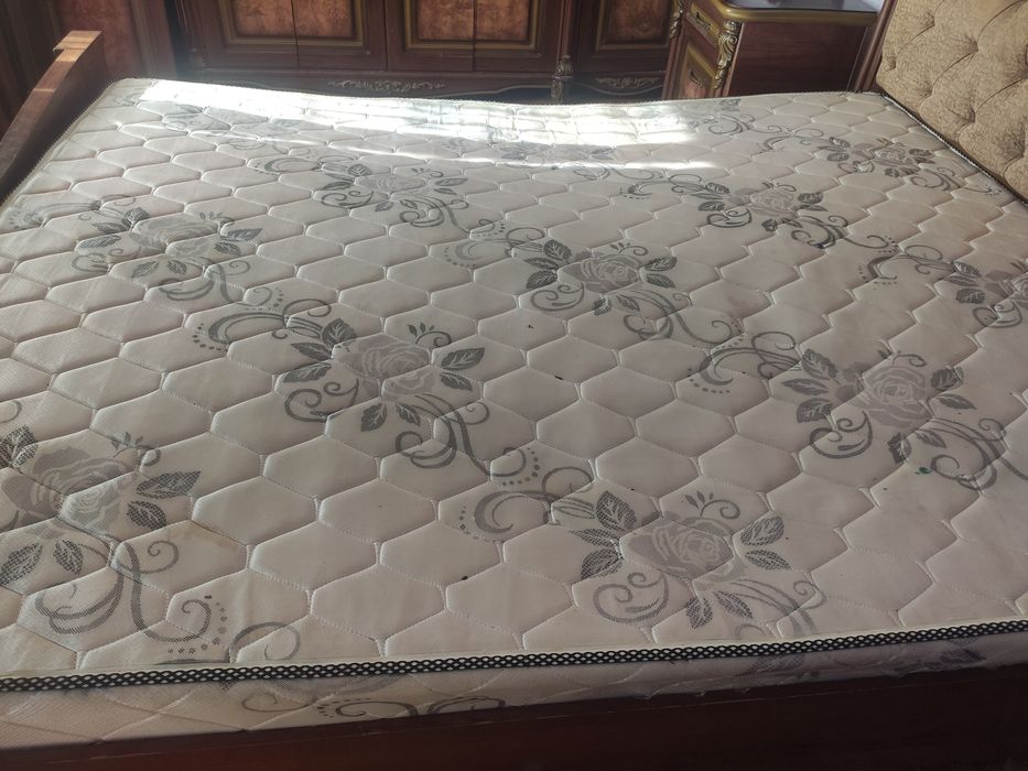 Продается матрас, состояние среднее. Двуспальный. Размер 210 на 170