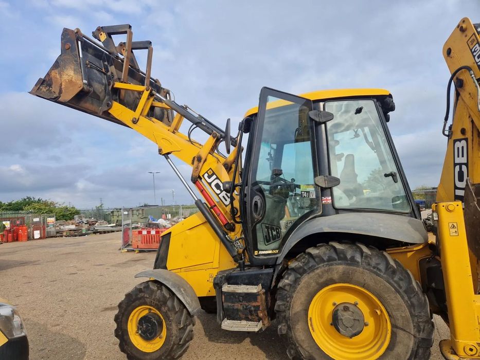 JCB 3CX SM JCB 3CX , an 2019 , 3370 ore, finantabil 4 ani