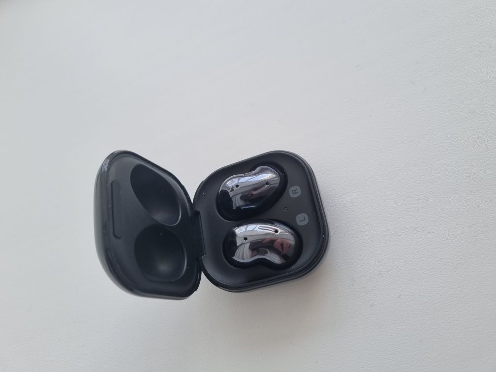 Продам Наушники Samsung Galaxy Buds live